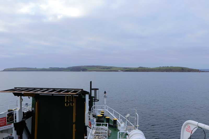 Вид на береговую линию острова Грейт-Камбри с борта парома CalMac.
