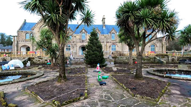 Вид на историческое здание Garrison House и прилегающие сады Garrison Gardens в Миллпорте.