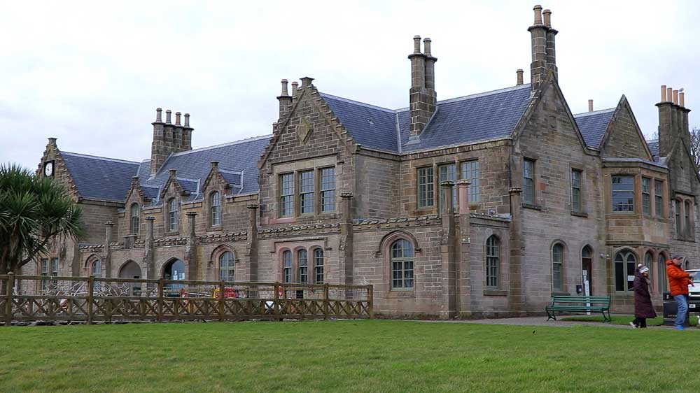 Перспективный вид на Garrison House в Миллпорте, подчеркивающий архитектуру здания.