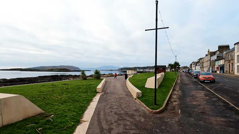 Вид на заливы Newtown Bay и Millport Bay, небольшие острова и горный ландшафт на горизонте.
