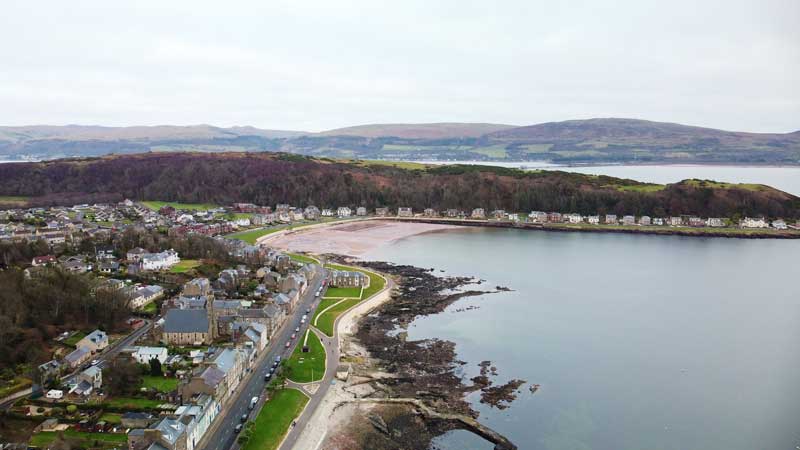Панорамный вид с дрона на залив Kames Bay и жилые кварталы Миллпорта.