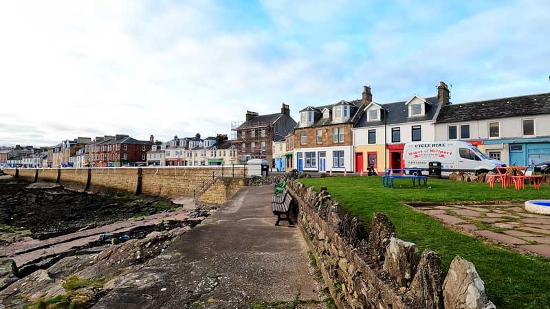 Уютная улица в Миллпорте с видом на традиционную шотландскую архитектуру