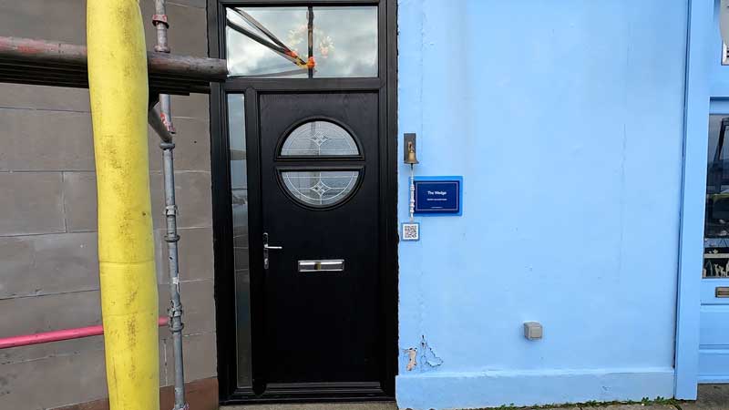 Знаменитый дом «The Wedge» в Миллпорте, вид на входную дверь самого узкого дома в Великобритании.