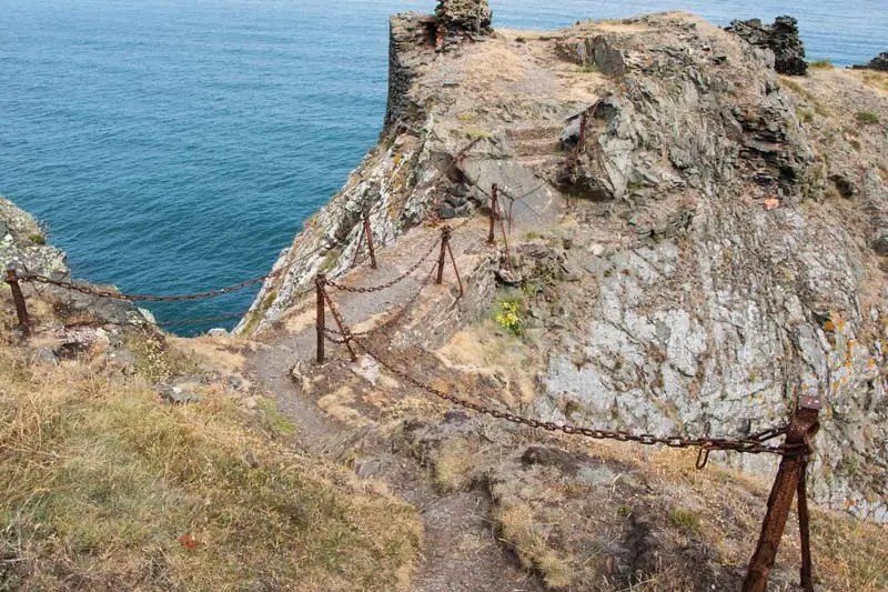 Ланцюгові огорожі на стежці, що веде до руїн замку Фаст-Касл (Fast Castle) на мису.