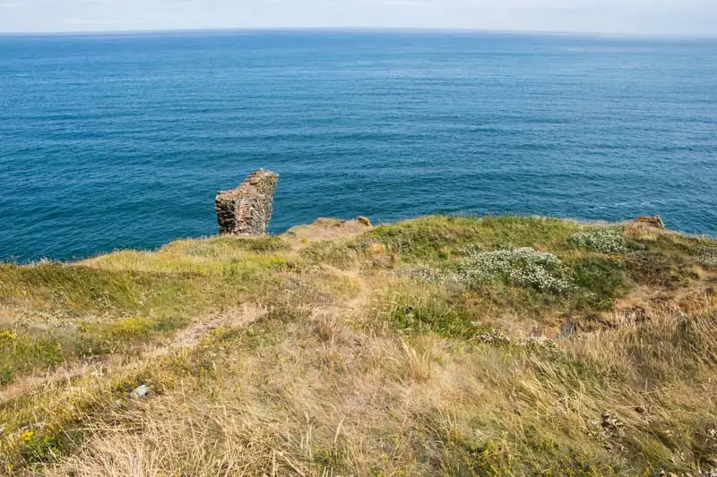 Самотній фрагмент стіни замку Фаст-Касл (Fast Castle) на тлі моря.