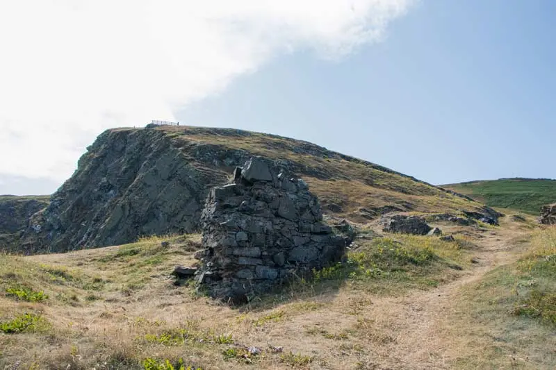 Кам'яна кладка стін руїн на тлі схилу мису замку Фаст-Касл (Fast Castle).