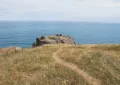Тропа, ведущая к руинам замка Фаст Касл (Fast Castle) на скалистом мысу