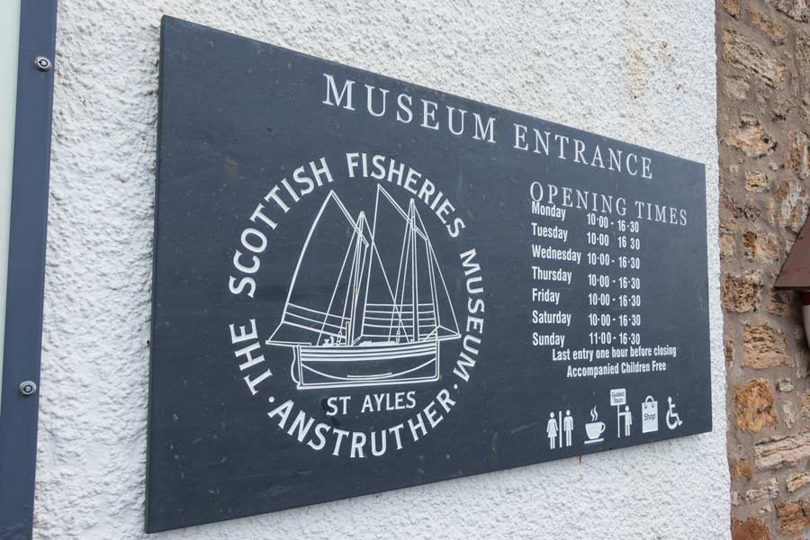 Вывеска с расписанием работы Scottish Fisheries Museum в Анструтере