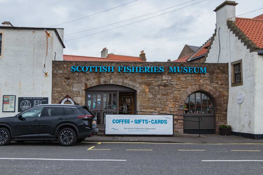 Фасад и главный вход в Scottish Fisheries Museum в Анструтере